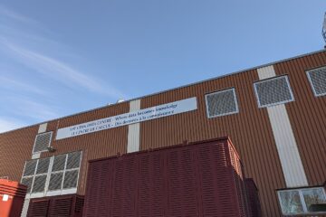 CERN 数据中心外景，用于服务器 Docker 安装教程封面